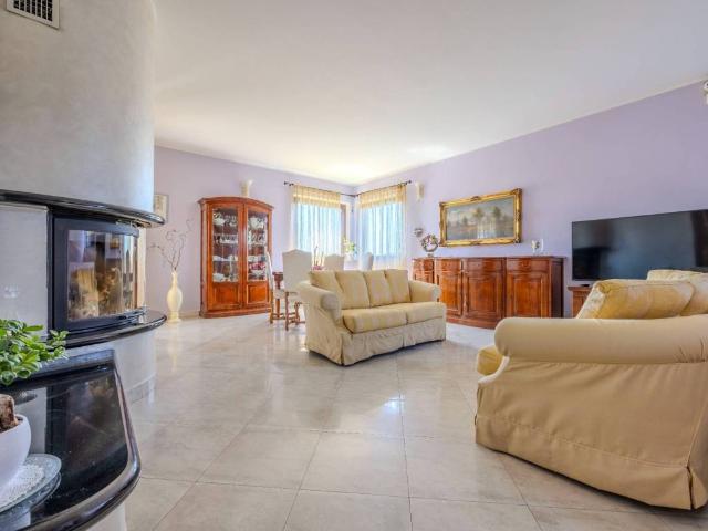 Villa Indipendente in vendita a Parabiago, Lombardia