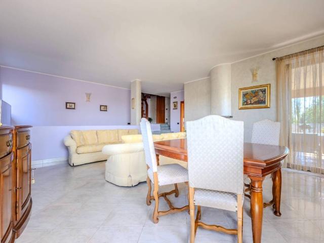 Villa Indipendente in vendita a Parabiago, Lombardia