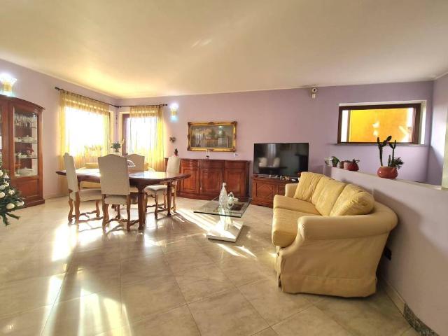Villa Indipendente in vendita a Parabiago, Lombardia