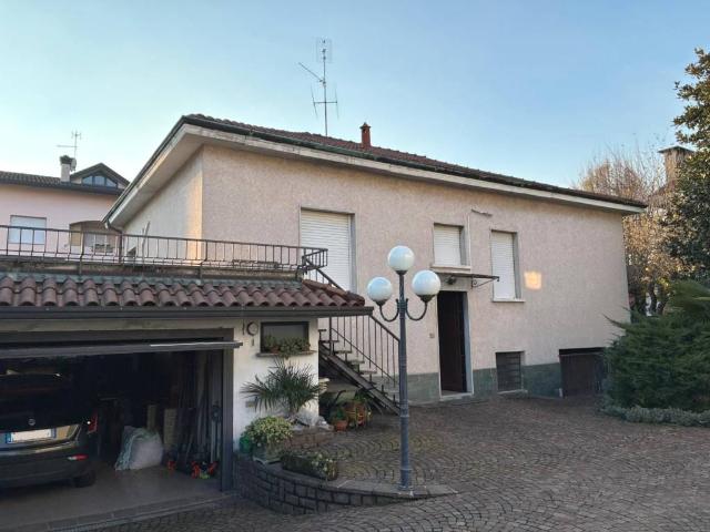 Villa Indipendente in vendita a Parabiago, Lombardia