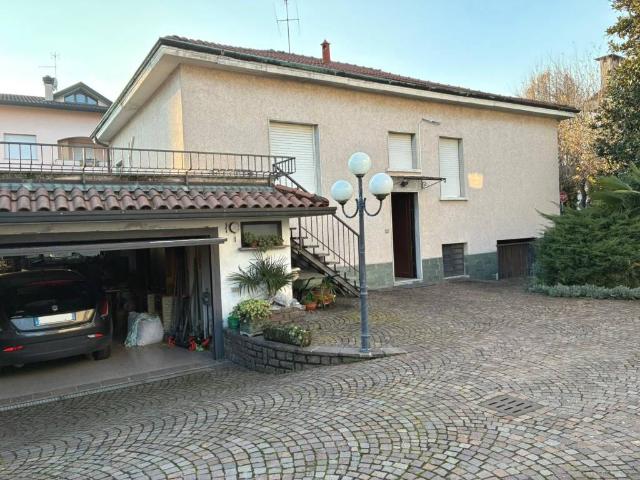 Villa Indipendente in vendita a Parabiago, Lombardia