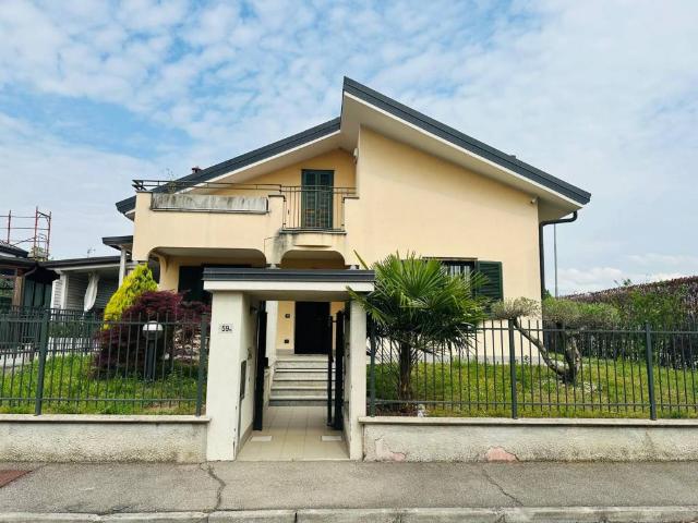Villa Indipendente in vendita a Parabiago, Lombardia