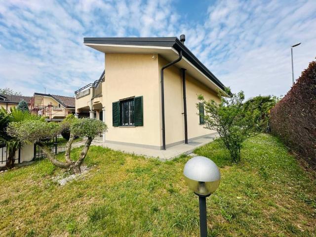 Villa Indipendente in vendita a Parabiago, Lombardia