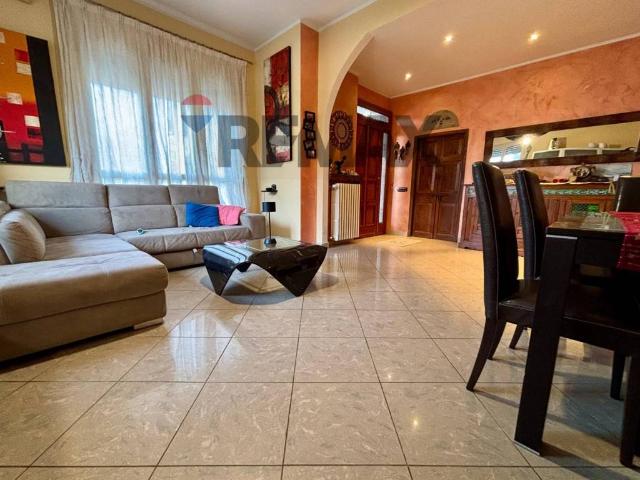 Villa Indipendente in vendita a Parabiago, Lombardia