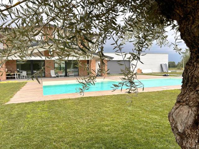 Villa Indipendente in vendita a Lubiana, Sorbolo