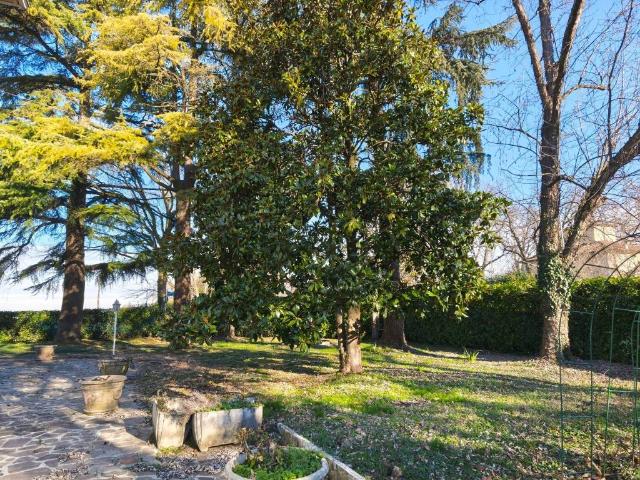 Villa Indipendente in vendita a Lubiana, Sorbolo