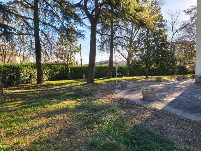 Villa Indipendente in vendita a Lubiana, Sorbolo