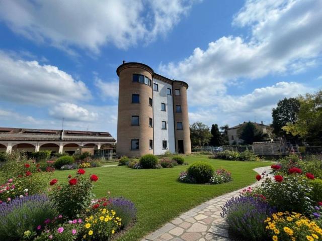 Villa Indipendente in vendita a Lubiana, Sorbolo