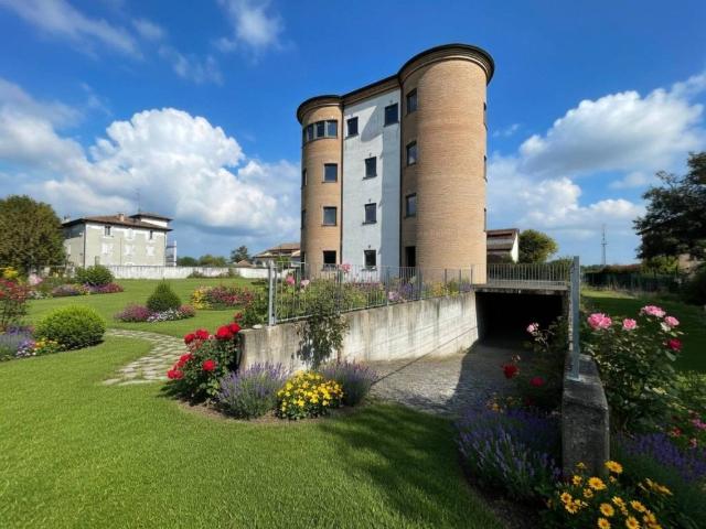 Villa Indipendente in vendita a Lubiana, Sorbolo