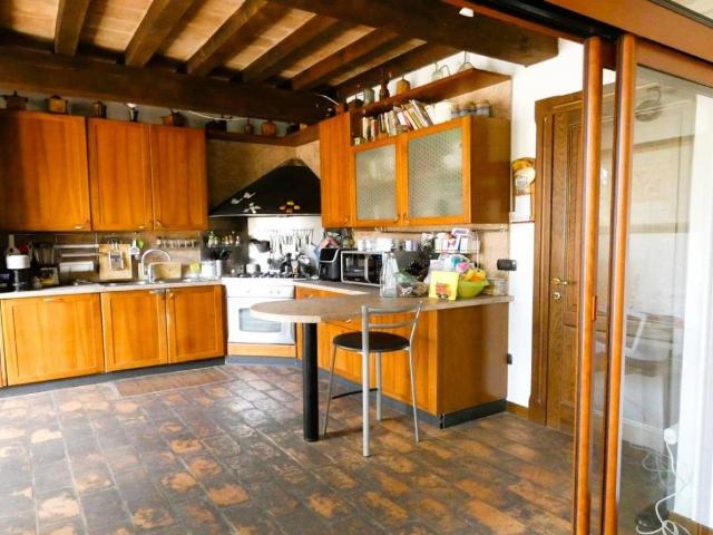 Villa Indipendente in vendita a Lubiana, Sorbolo
