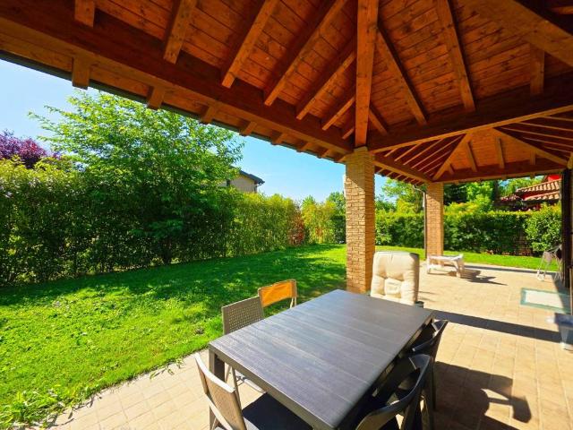 Villa Indipendente in vendita a Lubiana, Sorbolo