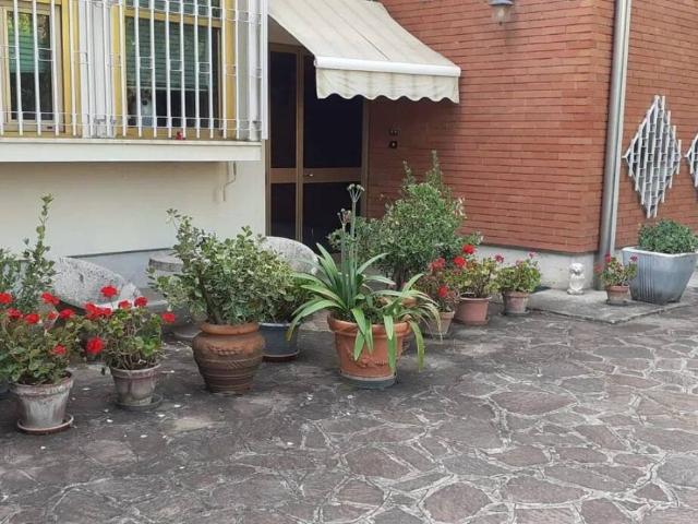 Villa Indipendente in vendita a Lubiana, Sorbolo