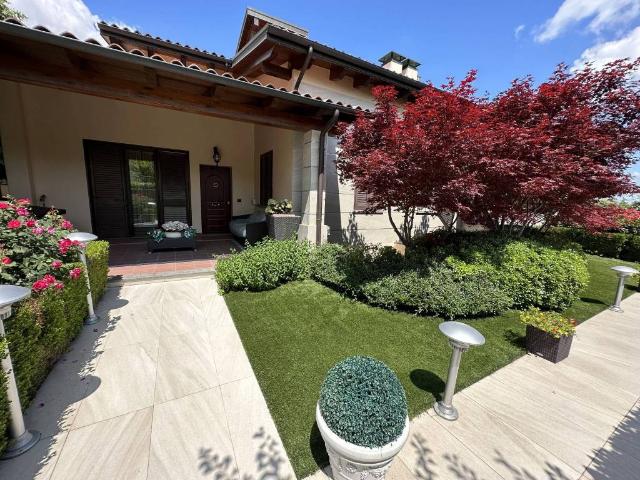 Villa Indipendente in vendita a Lubiana, Sorbolo
