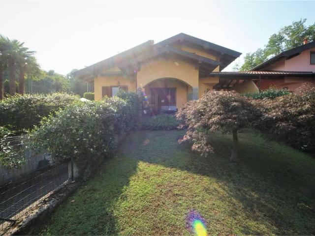 Villa Indipendente in vendita a Paruzzaro, Novara