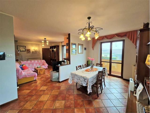 Villa Indipendente in vendita a Paruzzaro, Novara