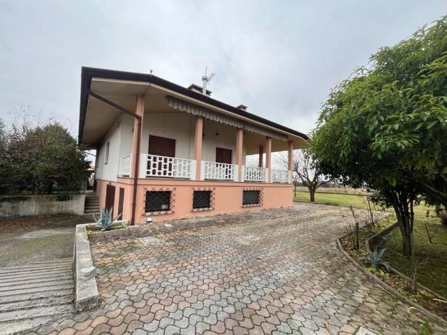 Villa Indipendente in vendita a Martignacco, Friuli-Venezia Giulia
