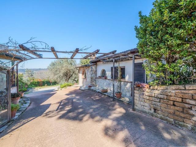 Villa Indipendente in vendita a Passignano Sul Trasimeno, Umbria