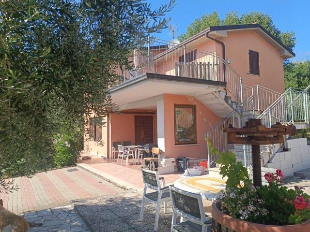 Villa Indipendente in vendita a Passignano Sul Trasimeno, Umbria