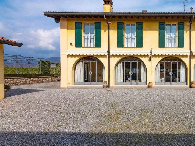 Villa Indipendente in vendita a Passirano, Lombardia