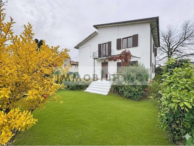 Villa Indipendente in vendita a Pastrengo, Veneto