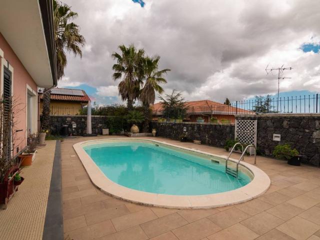 Villa Indipendente in vendita a Pedara, Sicilia