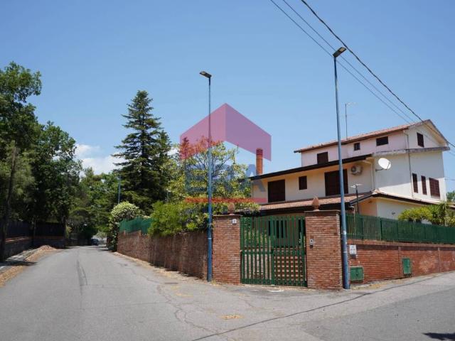 Villa Indipendente in vendita a Pedara, Sicilia