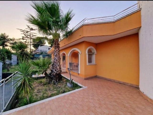 Villa Indipendente in vendita a Pedara, Sicilia