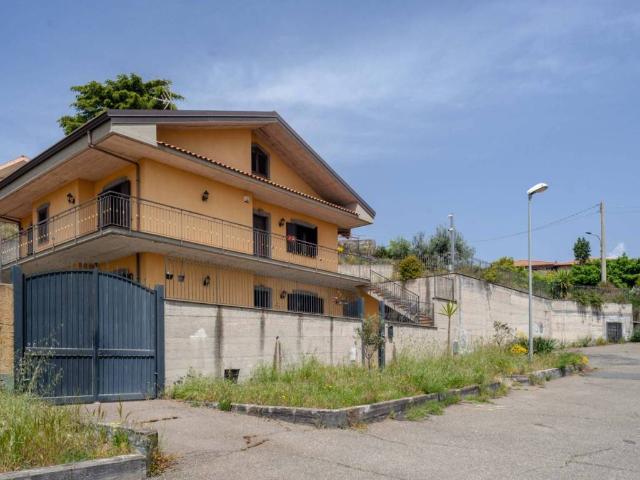 Villa Indipendente in vendita a Pedara, Sicilia