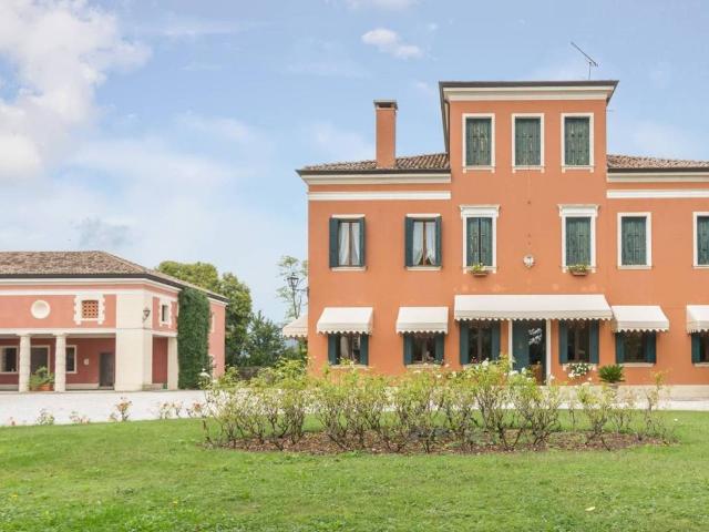 Villa Indipendente in vendita a Pederobba, Veneto