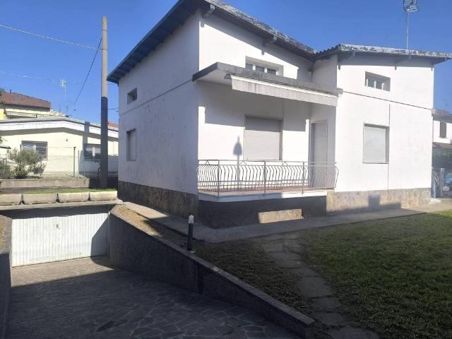 Villa Indipendente in vendita a Pedrengo, Bergamo
