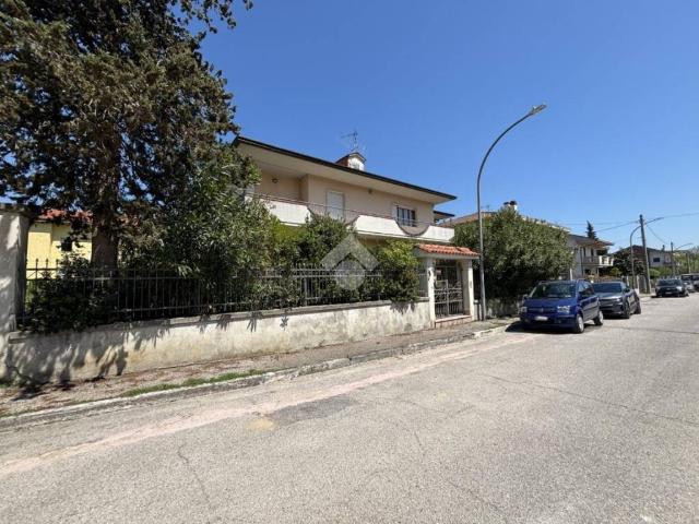 Villa Indipendente in vendita a Basciano, Abruzzo