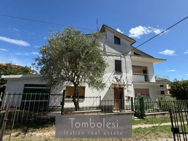 Villa Indipendente in vendita a Quartiere Mercatale, Marche