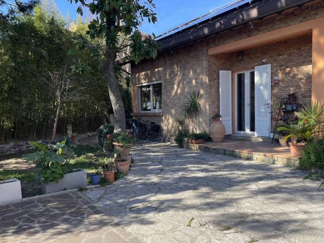 Villa Indipendente in vendita a Centro Storico, Marche