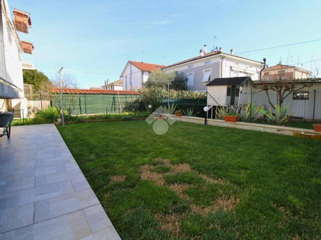 Villa Indipendente in vendita a Case Bruciate, Marche