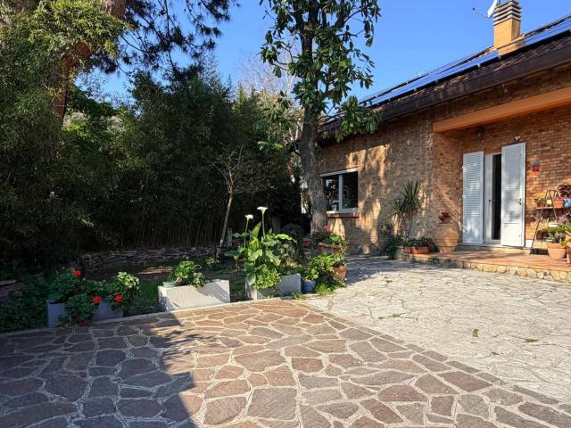 Villa Indipendente in vendita a Centro Storico, Marche