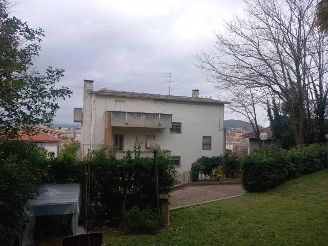 Villa Indipendente in vendita a Loreto, Marche