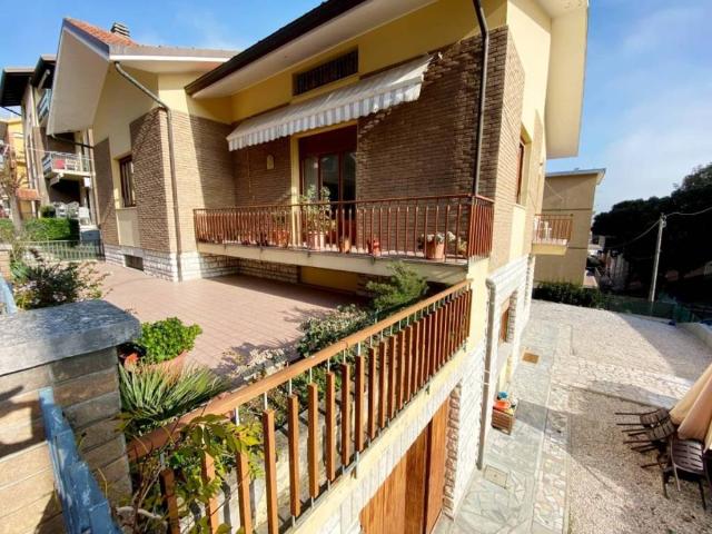 Villa Indipendente in vendita a Baia Flaminia, Marche