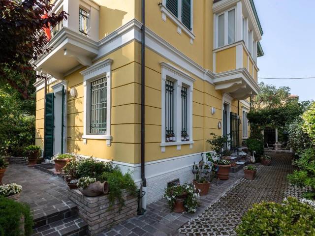 Villa Indipendente in vendita a Centro Storico, Marche