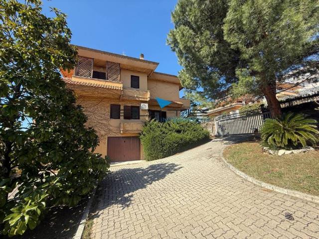 Villa Indipendente in vendita a C.da Colle Cervone, Pescara