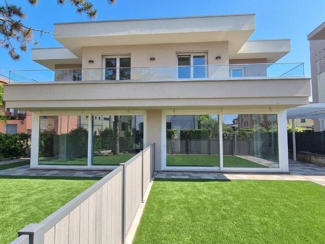Villa Indipendente in vendita a Peschiera Del Garda, Veneto