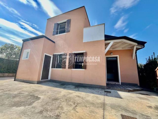 Villa Indipendente in vendita a Peschiera Del Garda, Veneto