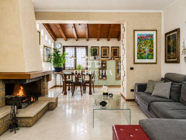 Villa Indipendente in vendita a Peschiera Del Garda, Veneto