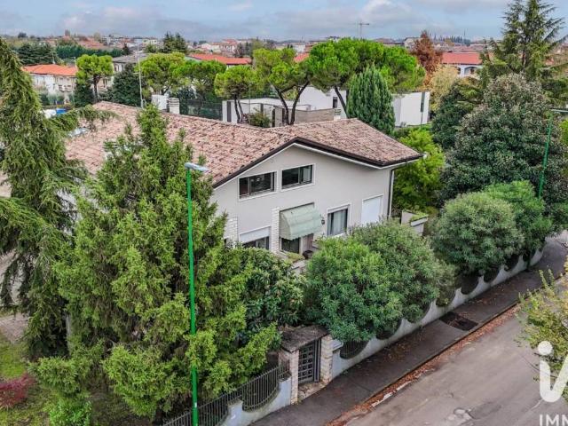Villa Indipendente in vendita a Peschiera Del Garda, Veneto