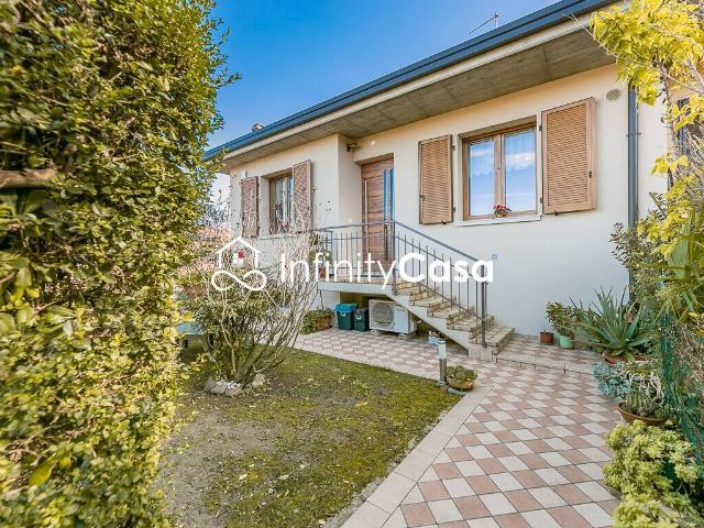 Villa Indipendente in vendita a Peschiera Del Garda, Veneto