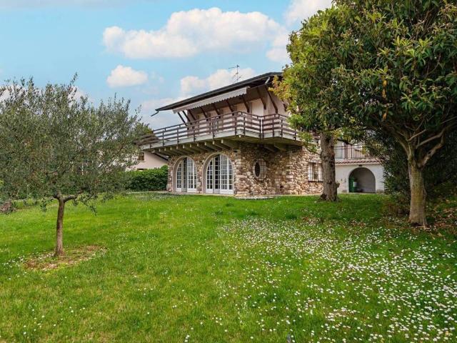 Villa Indipendente in vendita a Boschetti, Peschiera Del Garda