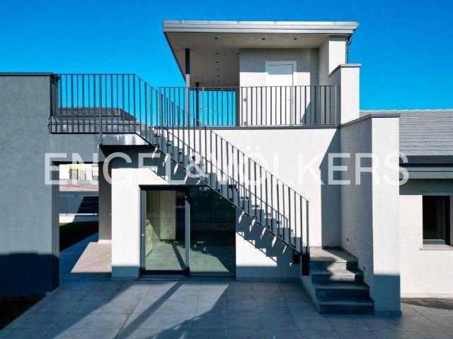 Villa Indipendente in vendita a Peschiera Del Garda, Veneto