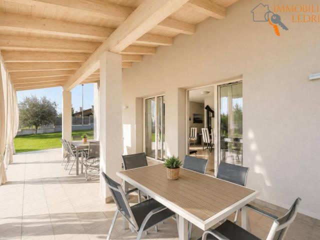 Villa Indipendente in vendita a Peschiera Del Garda, Veneto