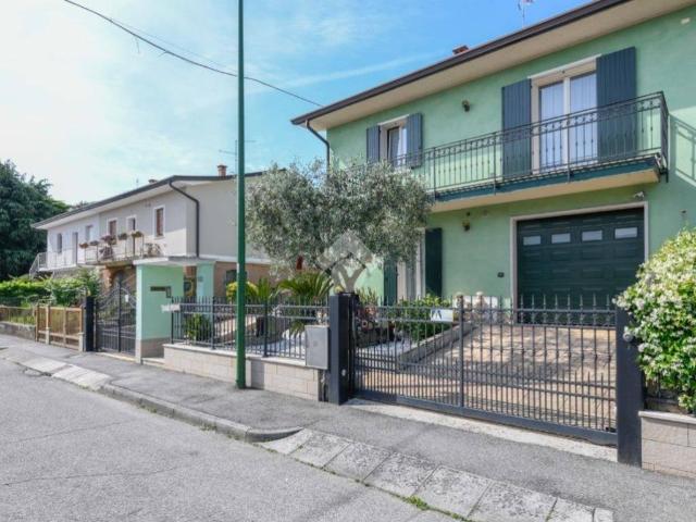 Villa Indipendente in vendita a Peschiera Del Garda, Veneto