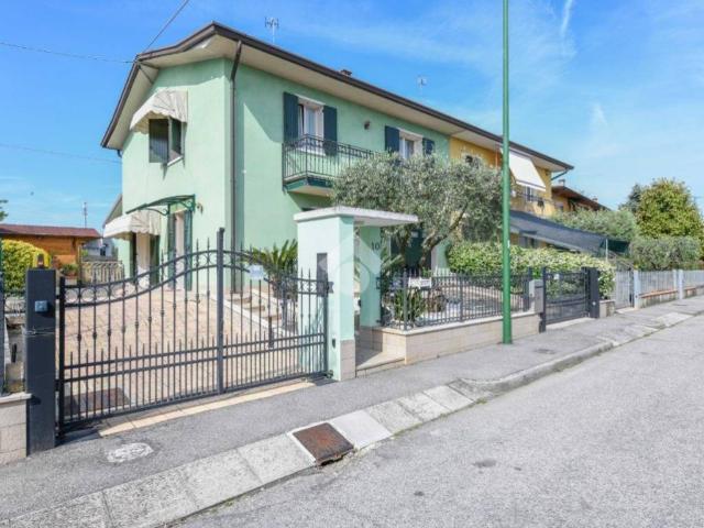 Villa Indipendente in vendita a Peschiera Del Garda, Veneto