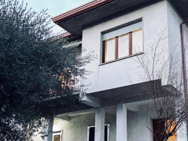 Villa Indipendente in vendita a Peschiera Del Garda, Veneto
